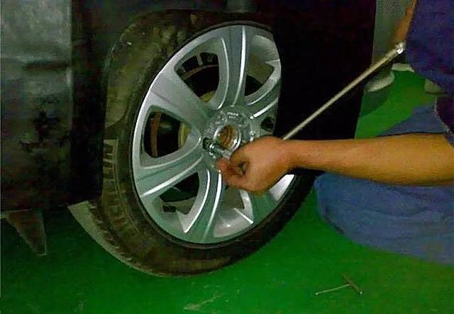 换轮胎,这个小动作就能看清修理厂是否在糊弄你!