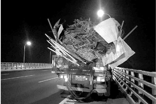 货车狂洒40多公里螺丝钉 高速百余辆车集体遭殃
