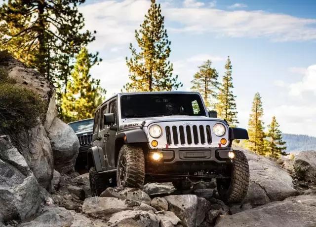 硬派越野车多使用非独立悬架