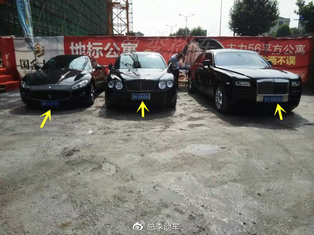 建筑工地停3辆车，一字排开，光车牌就值不少钱，劳斯莱斯最霸气