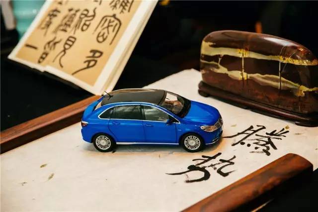 充电20分钟劲跑141公里,这就是堪比车界OPPO的腾势400