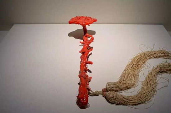 寿康宫内展出的“红珊瑚云蝠灵芝纹如意”。 寿康宫内展出的“红珊瑚云蝠灵芝纹如意”。