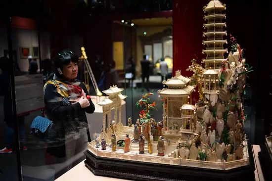 午门展厅的“象牙雕群仙祝寿塔”。 午门展厅的“象牙雕群仙祝寿塔”。