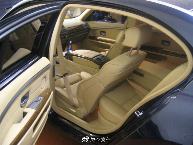 实拍姚明的奔驰商务车,改装车看上去很大,堪称陆地上的A380