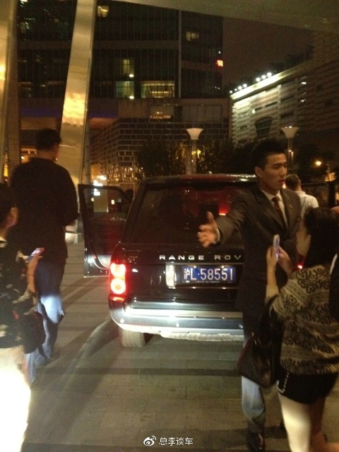 实拍姚明的奔驰商务车,改装车看上去很大,堪称陆地上的A380