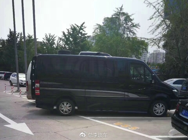 实拍姚明的奔驰商务车,改装车看上去很大,堪称陆地上的A380-新浪汽车