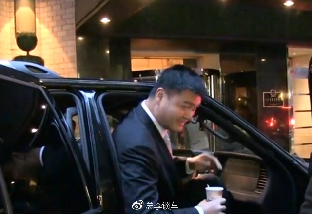 实拍姚明的奔驰商务车,改装车看上去很大,堪称陆地上的A380