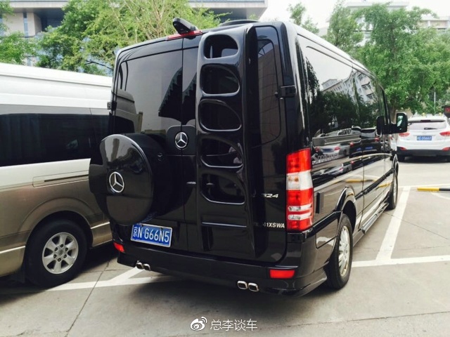 实拍姚明的奔驰商务车,改装车看上去很大,堪称