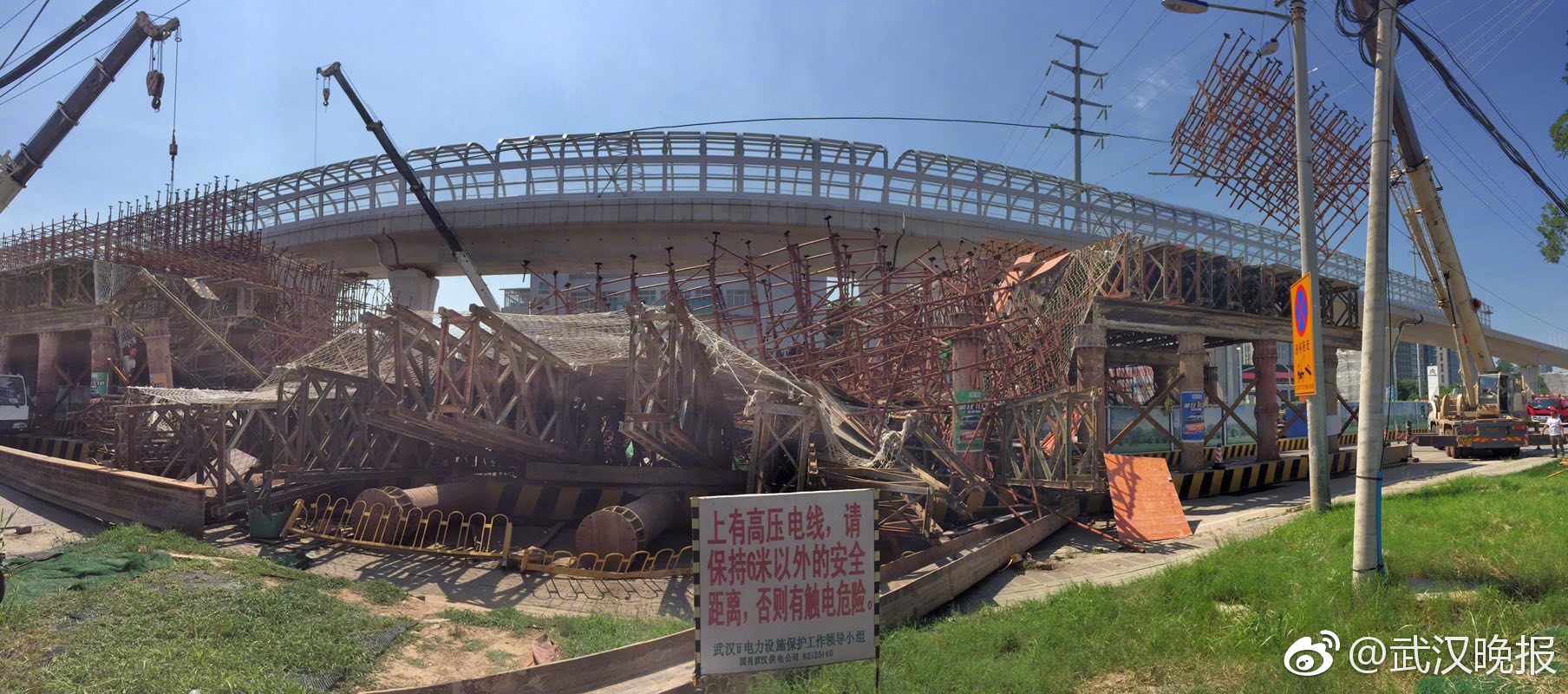 武汉一高架桥脚手架发生坍塌 面包车被压伤者送医