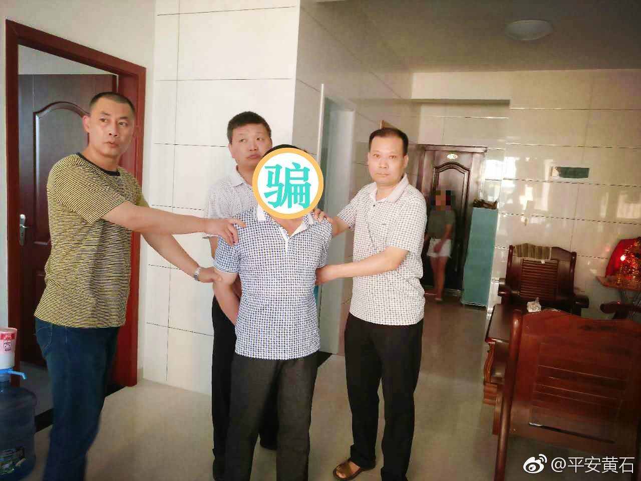 夫妻借贷骗邻里1700万跑路 大冶警方赴江西抓