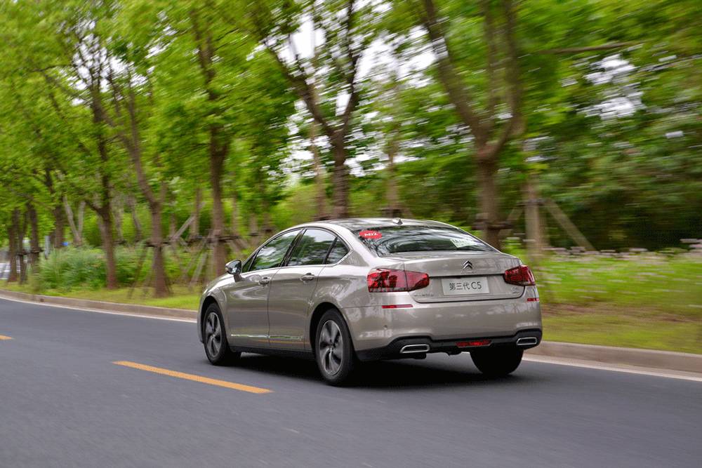 欧系B级车起售价15万,科技配置还秒杀30万豪车