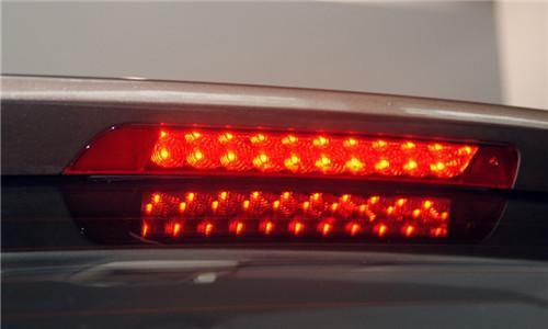 开车千万别跟这四种车后面 追尾都是轻的!