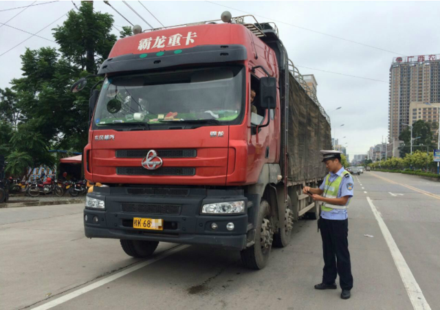 开车千万别跟这四种车后面 追尾都是轻的!