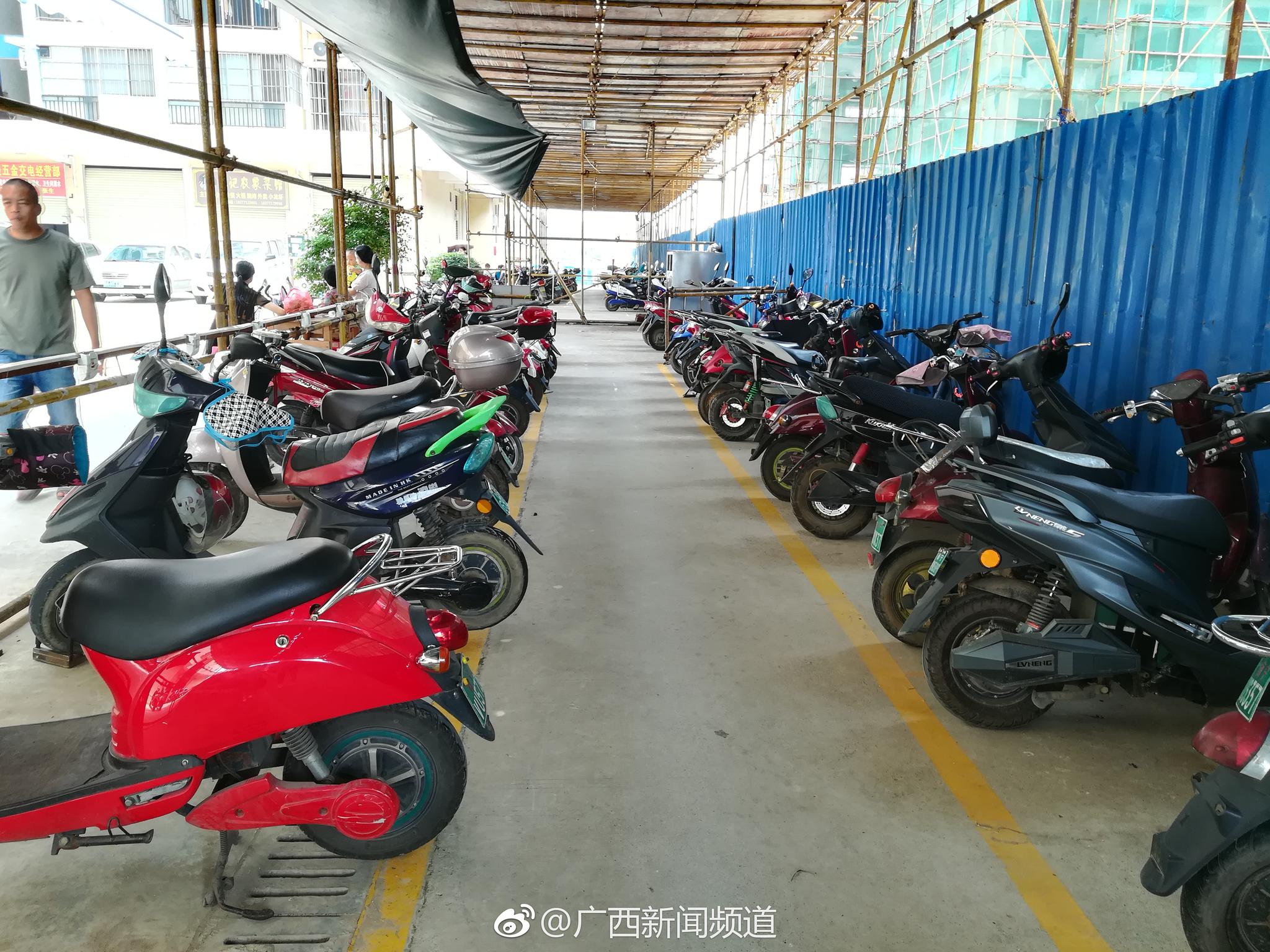 南宁:小区电动车频频被盗 监控拍下小偷作案全