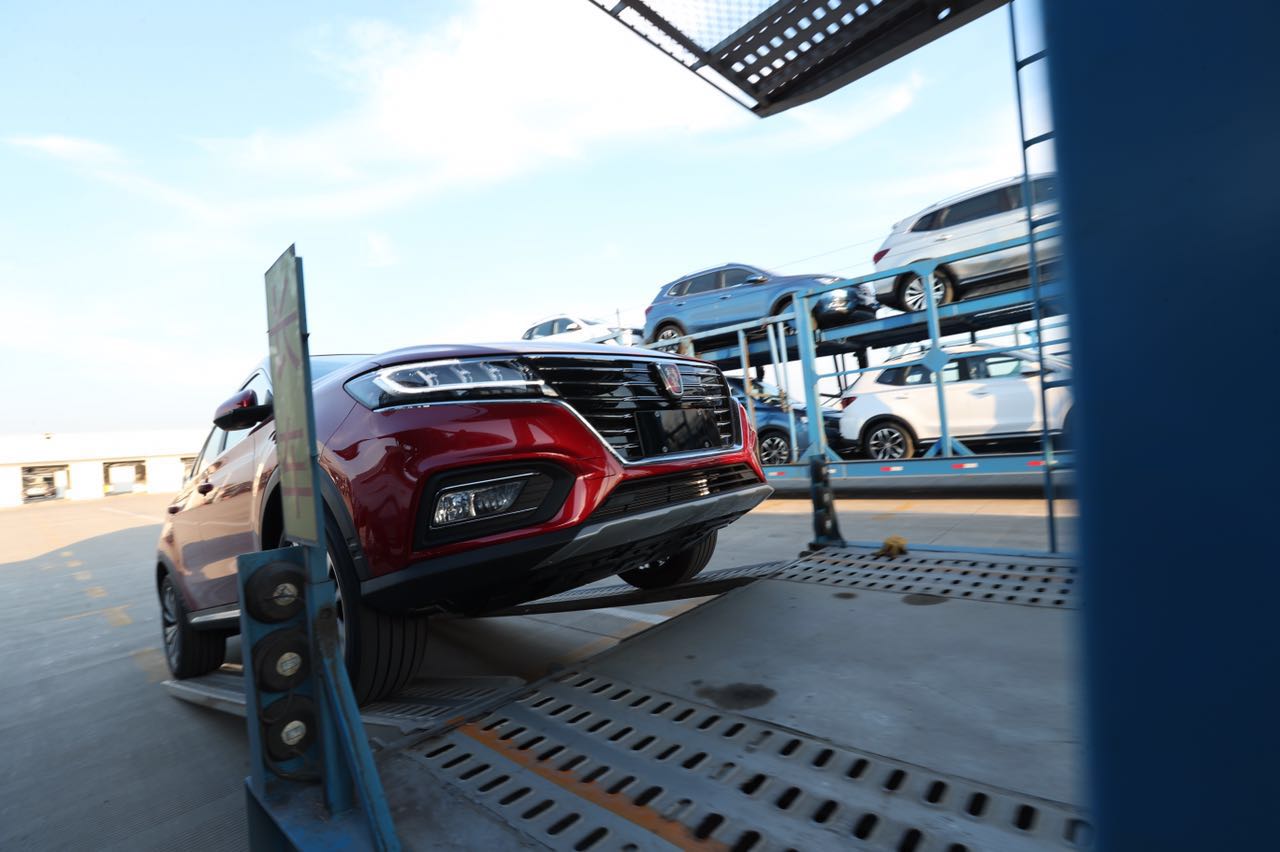 日破五百销量火爆  首批千辆荣威ERX5启运北京