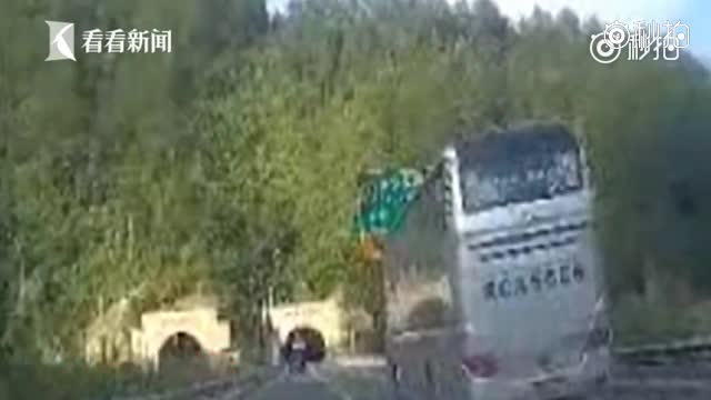 危险！载满58人客车高速斜行 交警驾车一路护送12公里