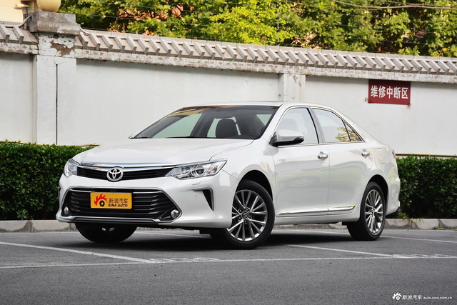 新款凯美瑞终于到达4S店 近距离看它到底长啥样