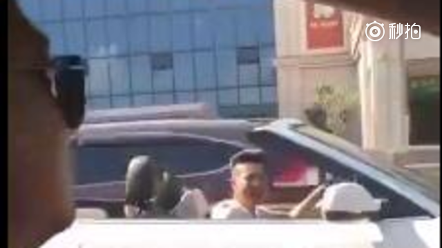 40℃的重庆……敞篷车车主：“兄弟，你开过敞篷没得？” ——“你开个敞篷...