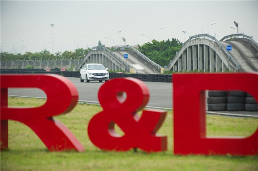 突破自动驾驶与智能网联:技术外另有要素