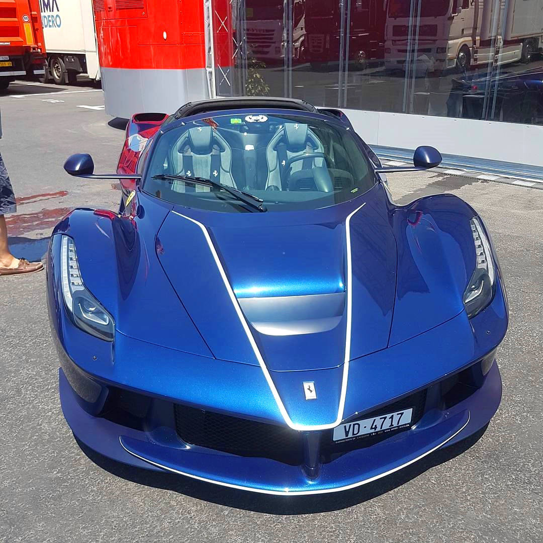 蓝色敞篷辣马！