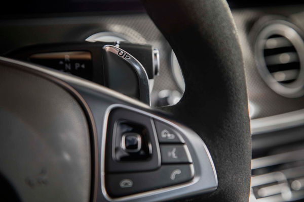 2017款梅赛德斯-奔驰AMG E43车型上使用的换挡拨片 2017款梅赛德斯-奔驰AMG E43车型上使用的换挡拨片