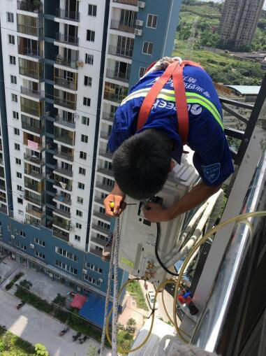 90后最帅空调安装工:挣钱供妹上大学