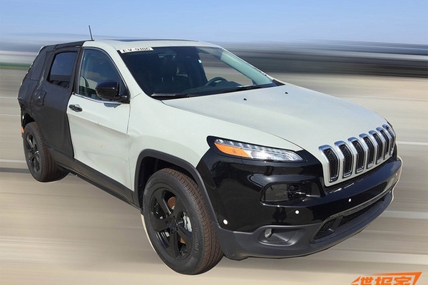 Jeep自由光混动版谍照曝光 插电式混动