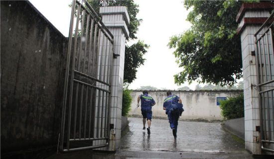 90后最帅空调安装工:挣钱供妹上大学