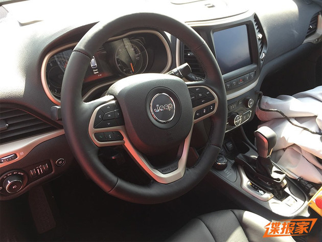 Jeep自由光混动版谍照曝光 插电式混动