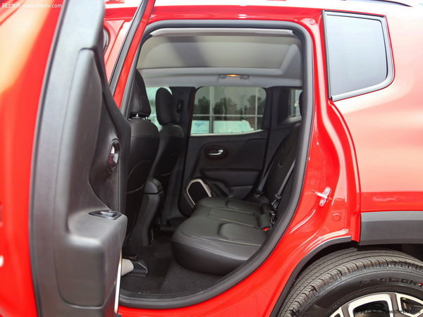 怕被国产车套路?来看看这四款动力爆棚的小SUV-图9