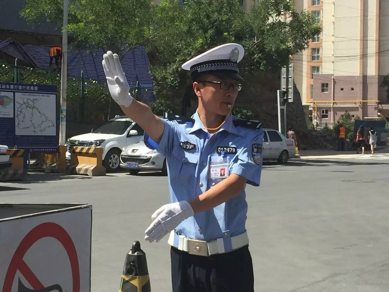 帅气！北京铁骑交警正式着新式警用骑行服亮相_京报网