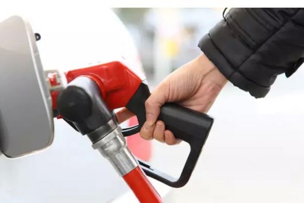 汽油价格又双叒叕涨了 每箱油多花7块钱