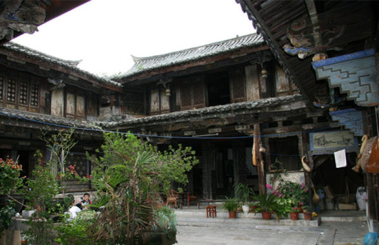 团山民居巧妙地吸收了彝族土掌房的建筑样式(图片来源:均来自百度旅游) 团山民居巧妙地吸收了彝族土掌房的建筑样式(图片来源:均来自百度旅游)