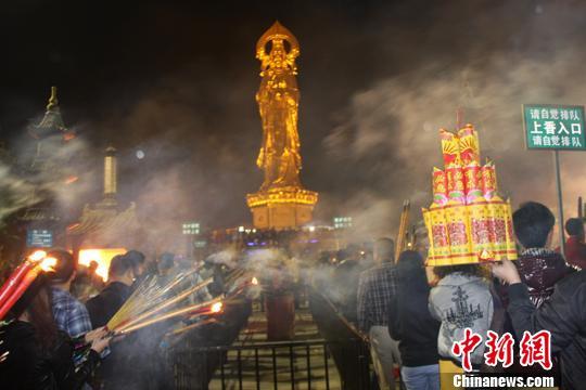 近万游客在莲花山观音广场排队祈福迎接观音“开金库”。张发俊摄 近万游客在莲花山观音广场排队祈福迎接观音“开金库”。张发俊摄