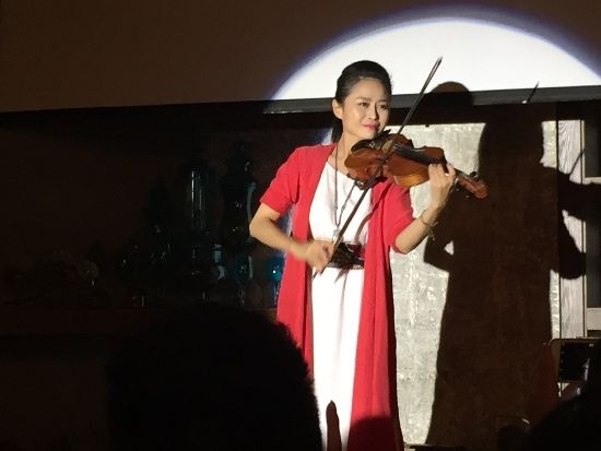 郭燕妮新闻发布会现场演奏 郭燕妮新闻发布会现场演奏