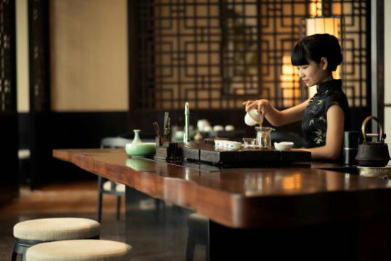 茶艺师在“举茗邑”为宾客进行茶道表演 茶艺师在“举茗邑”为宾客进行茶道表演