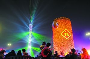 2014广州迎春花市节庆活动在花城广场亮灯。广州塔与13米高的金桔“吉祥树”在缤纷的灯光和悠扬的音乐声中交相辉映。 记者莫伟浓摄 2014广州迎春花市节庆活动在花城广场亮灯。广州塔与13米高的金桔“吉祥树”在缤纷的灯光和悠扬的音乐声中交相辉映。 记者莫伟浓摄