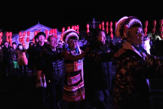 篝火晚会,让游客提前体验新年气氛 篝火晚会,让游客提前体验新年气氛
