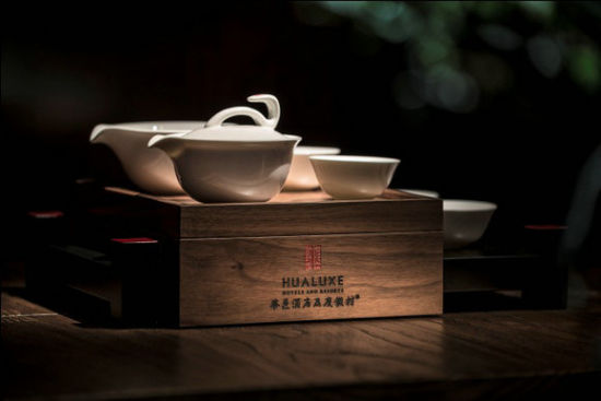 华邑酒店客房里内特别定制的中式茶具 华邑酒店客房里内特别定制的中式茶具