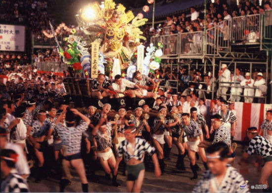 “追山笠”是博多祇园山笠祭的重头戏 “追山笠”是博多祇园山笠祭的重头戏