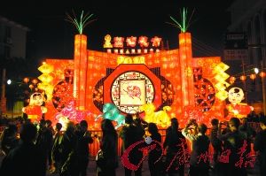 市民在荔湾花市游玩。记者骆昌威摄 市民在荔湾花市游玩。记者骆昌威摄