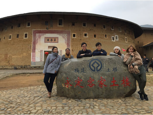 选手在土楼王-承启楼合影 选手在土楼王-承启楼合影