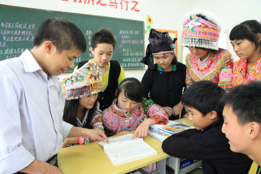麻栗坡民族中学教师项正文为学生解答疑惑 麻栗坡民族中学教师项正文为学生解答疑惑
