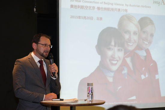 图1-奥地利航空洲际航线及中东地区销售与分销主管Stephan Linhart先生向媒体介绍奥地利航空情况 图1-奥地利航空洲际航线及中东地区销售与分销主管Stephan Linhart先生向媒体介绍奥地利航空情况