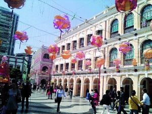澳门街道和广场上张灯结彩,教堂、堡垒和各种欧式房屋挂着灯笼和福字,中西合壁。 澳门街道和广场上张灯结彩,教堂、堡垒和各种欧式房屋挂着灯笼和福字,中西合壁。