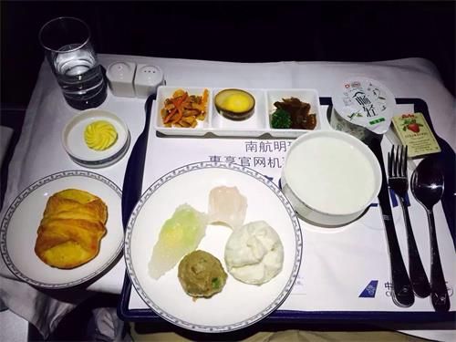 在天际驰骋 朝缤纷悉尼飞去 在天际驰骋 朝缤纷悉尼飞去