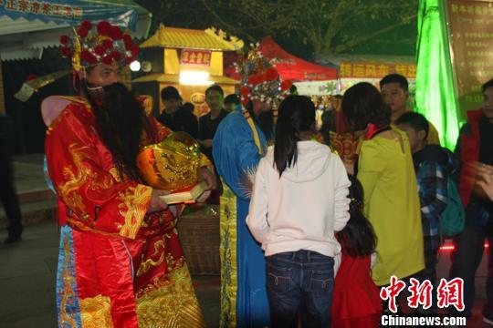 “财神”在观音“金库”前发红包。张发俊摄 “财神”在观音“金库”前发红包。张发俊摄