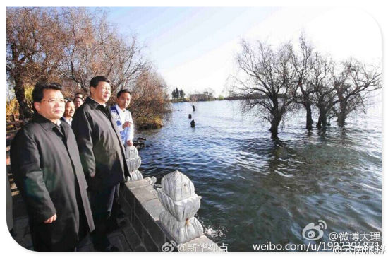 习大大与云南的领导们在洱海边留影(图片来源:@新华视点) 习大大与云南的领导们在洱海边留影(图片来源:@新华视点)