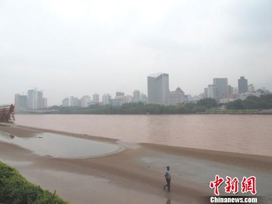 8月31日,黄河兰州段洪水流量逐渐减小,水位开始回降。涨水退去后,兰州黄河音乐喷泉被淤泥覆盖。 张杰英 摄 8月31日,黄河兰州段洪水流量逐渐减小,水位开始回降。涨水退去后,兰州黄河音乐喷泉被淤泥覆盖。 张杰英 摄