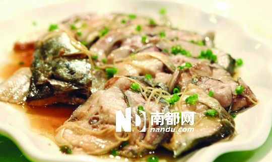 “生死恋”就是把切好片的梅香咸鱼和新鲜海鱼逐片间隔起来蒸。 “生死恋”就是把切好片的梅香咸鱼和新鲜海鱼逐片间隔起来蒸。